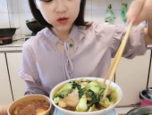 小姐姐吃了晚饭,小姐姐的幸福时光