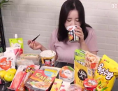 小姐姐吃草莓味食物吗,小姐姐的甜蜜食趣探索